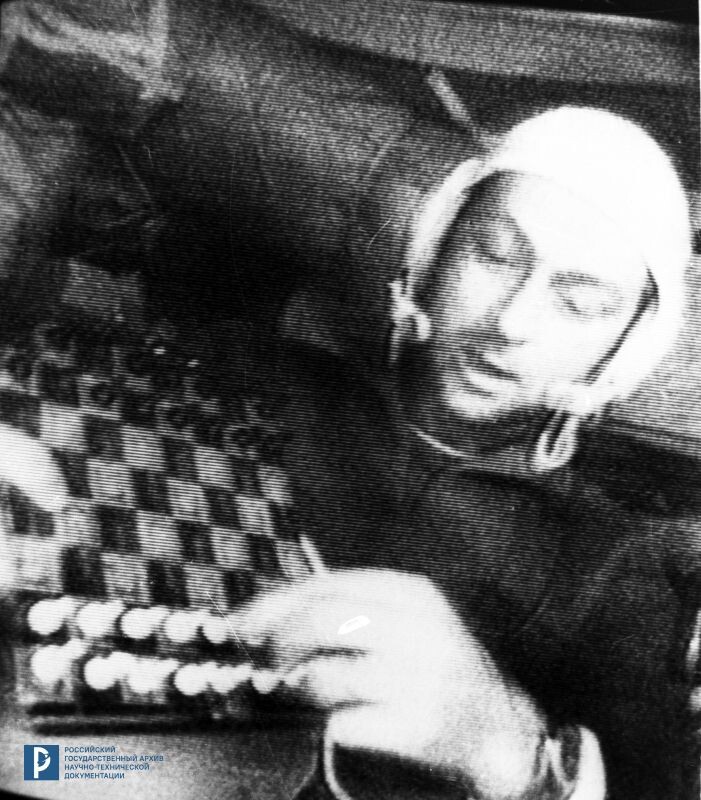 Космонавт В.И. Севастьянов показывает набор шахмат, находящийся на «Союзе-9». Борт космического корабля, 14 июня 1970 г.