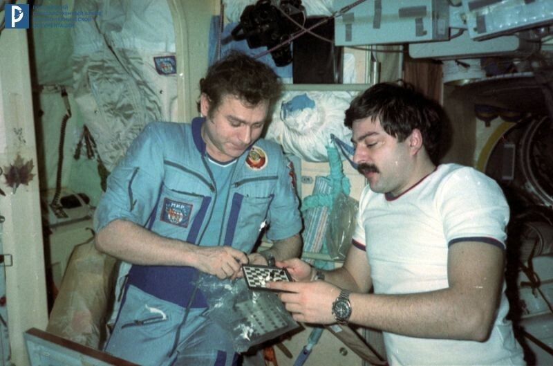 Космонавты А.П. Александров (слева) и М.Х. Манаров за игрой в шахматы на орбитальном комплексе «Мир». Борт орбитальной станции, 1987 год