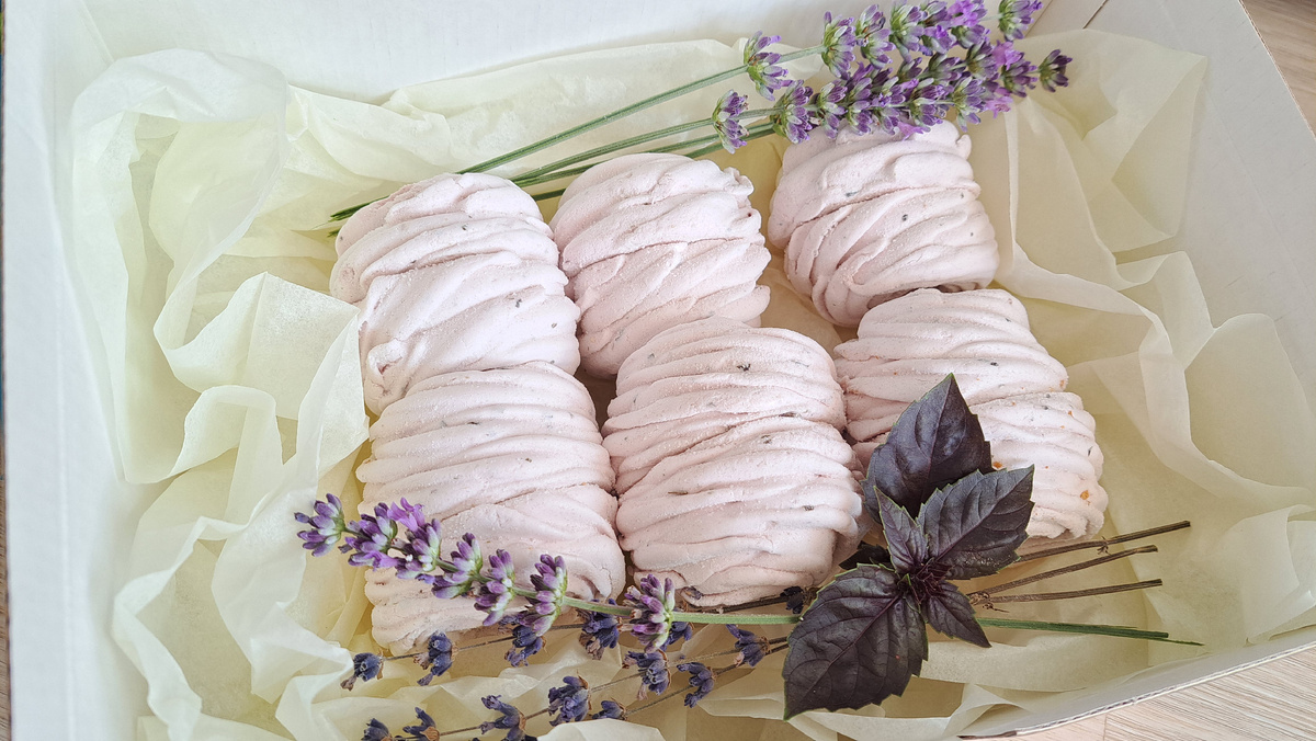 Зефир с базиликом и лавандой