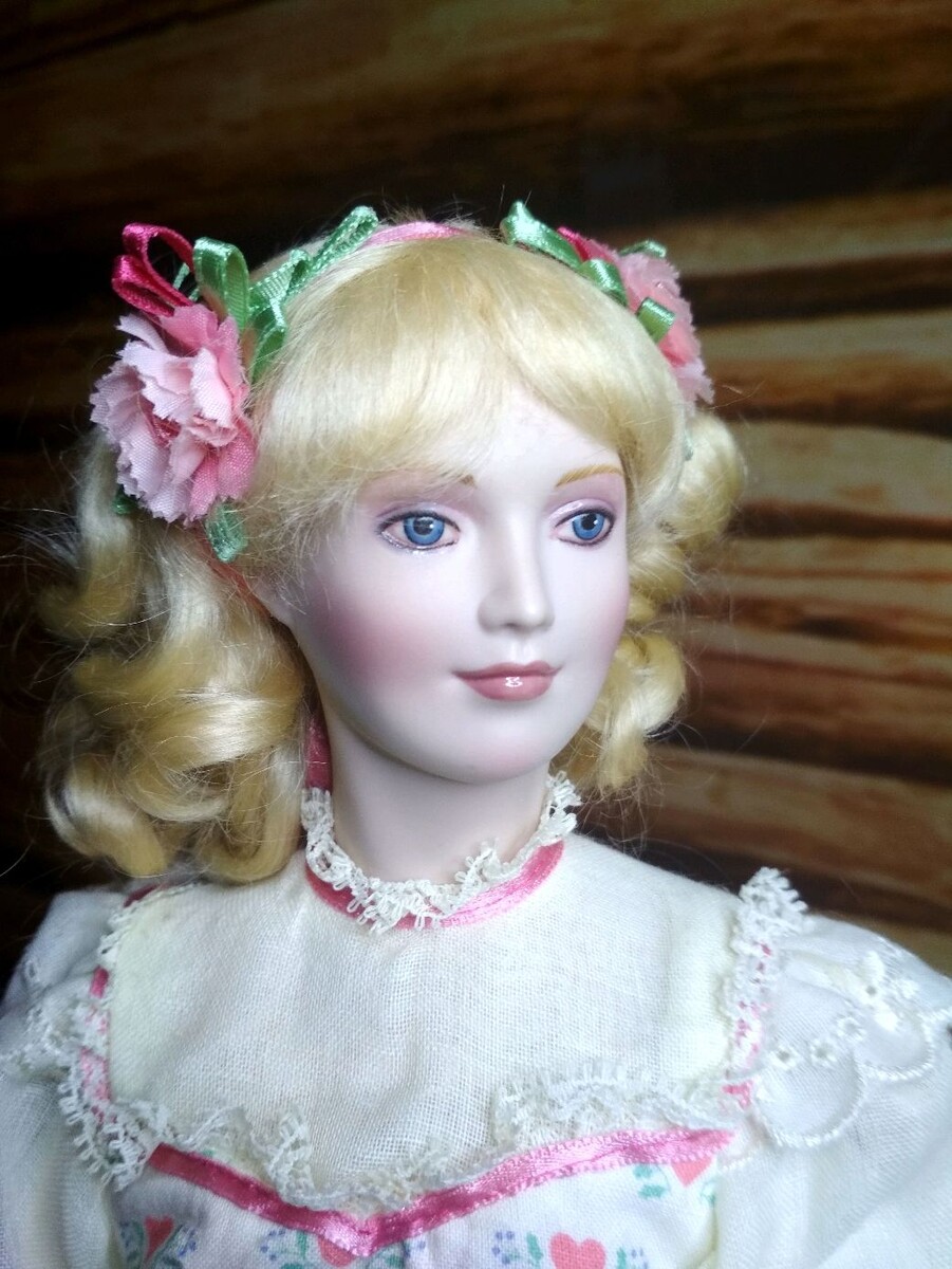 Фарфоровая кукла  Эвелина. Чем не образ красивой девушки?