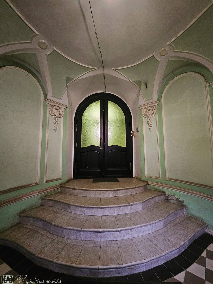 Сначала гости попаадают в холл. В парадную ведет вот такая интересная лестница. Фото: Парадная гостья