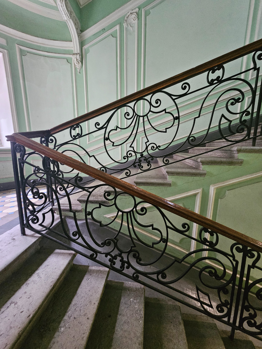 Такой узор перил встречается не очень часто. Фото: Парадная гостья