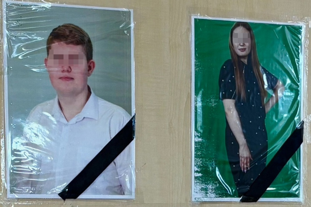 "Нашу боль не выразят слова. Помним. Любим. Скорбим" — гласит надпись на памятном стенде в Болоховском центре образования.