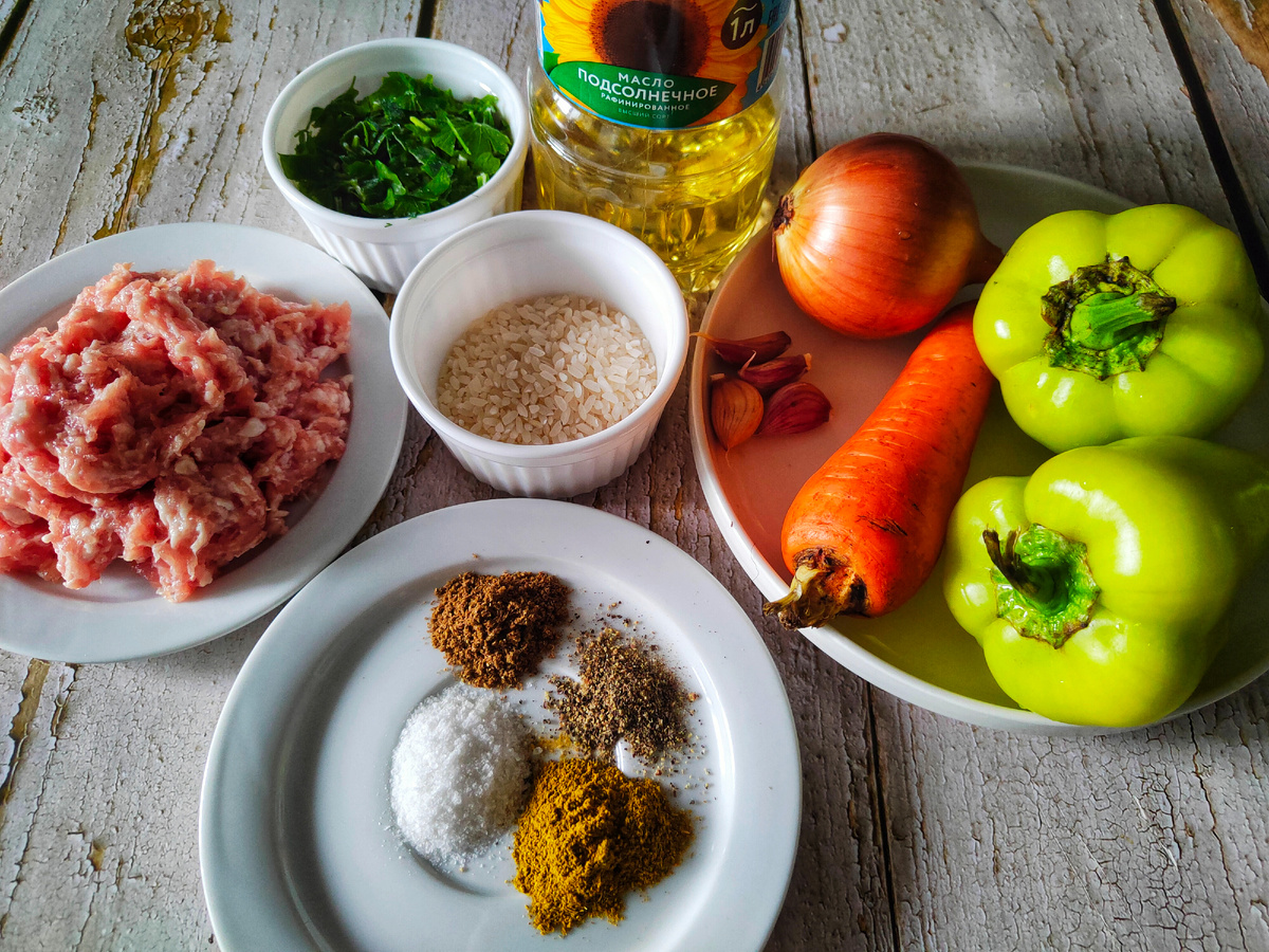 Фарш можно любой, но лучше самодельный. Я предпочитаю брать достаточно жирный - с ним получается вкуснее. 