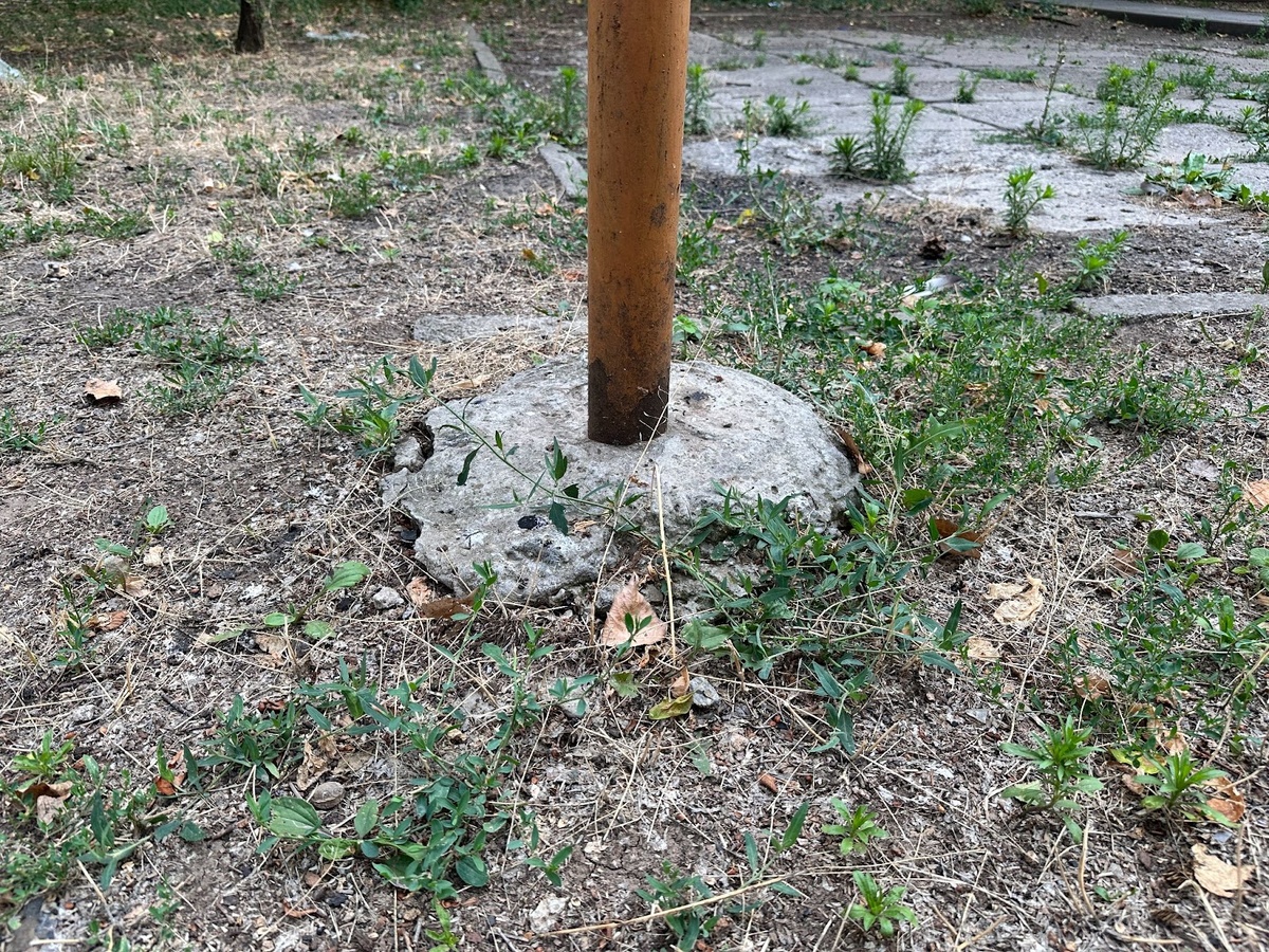 На фото не свая, а столб. Но эффект от бетонирования вокруг сваи будет такой же