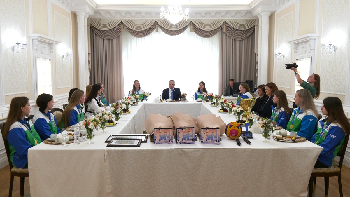    Руслан Кухарук поздравил ватерполисток Югры с победой в Спартакиаде молодёжи России