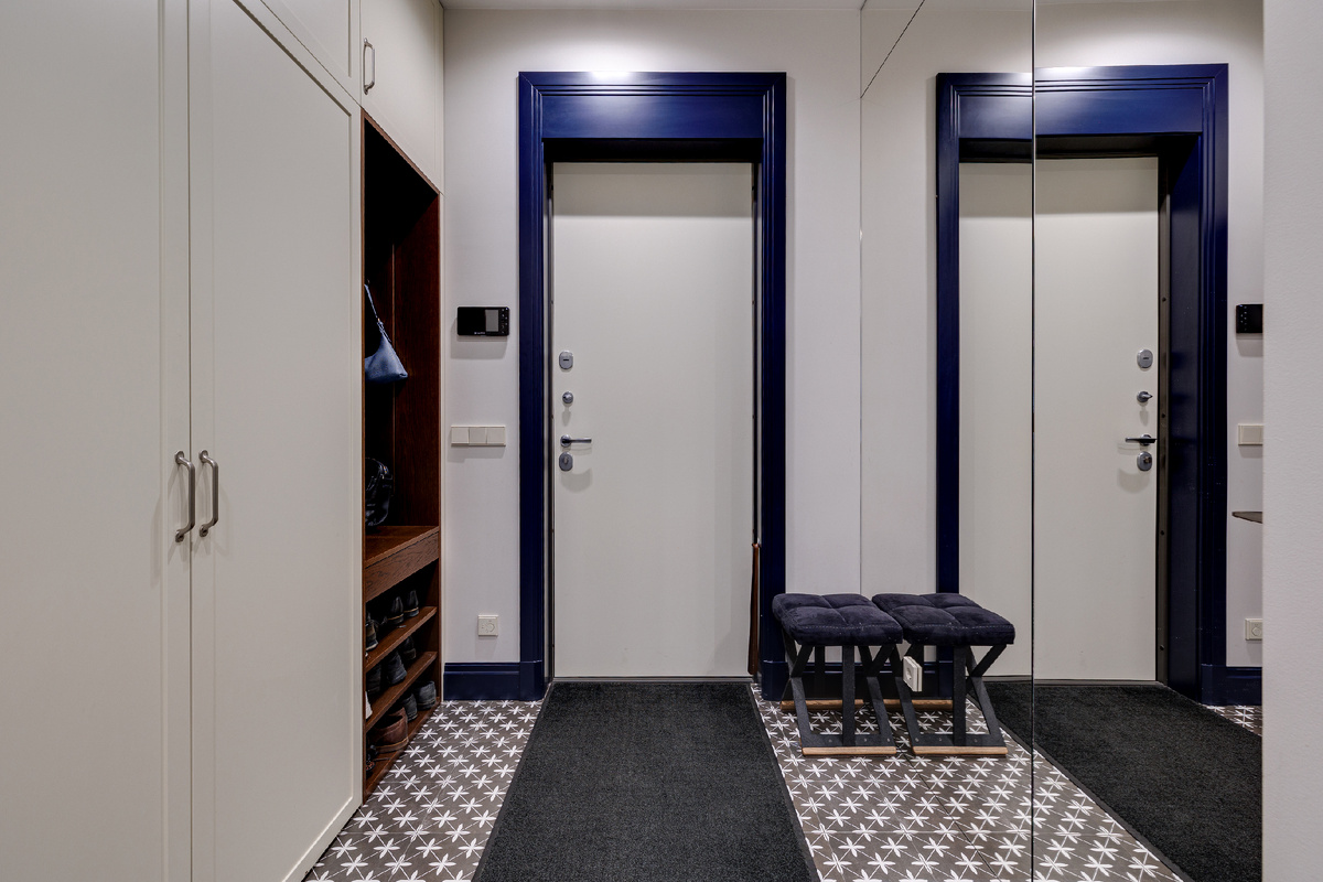 Удлиненная входная дверь, созданная специально для высокого хозяина, подчеркивает тон благородной сдержанности.