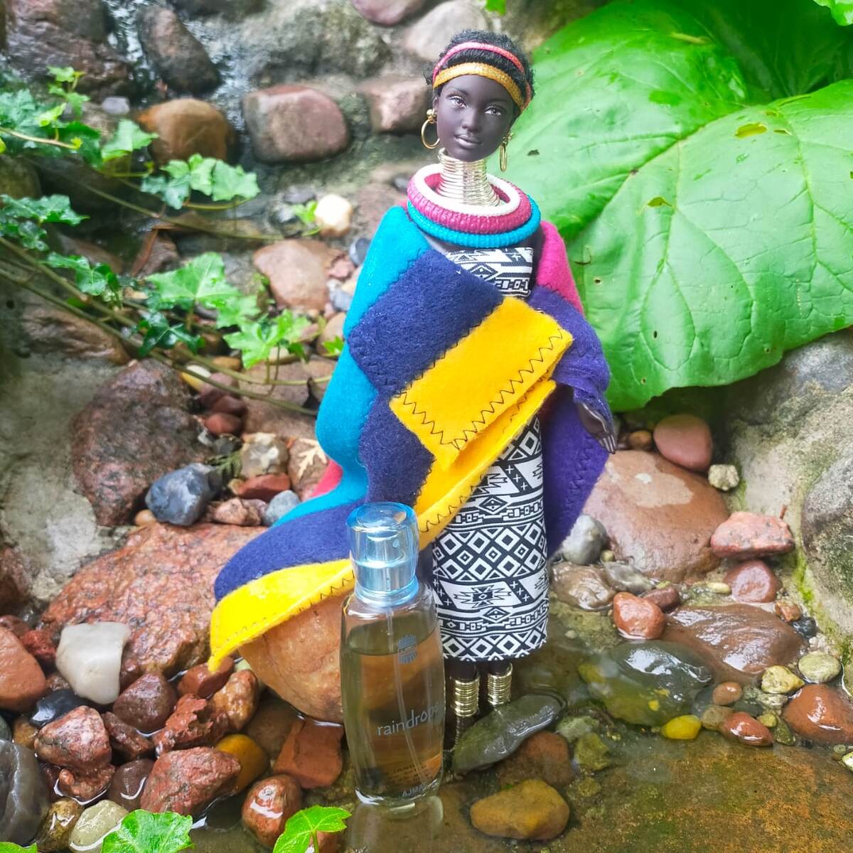 Принцесса Южной Африки в национальной одежде  и парфюмерная вода "Капли дождя". Фото автора.