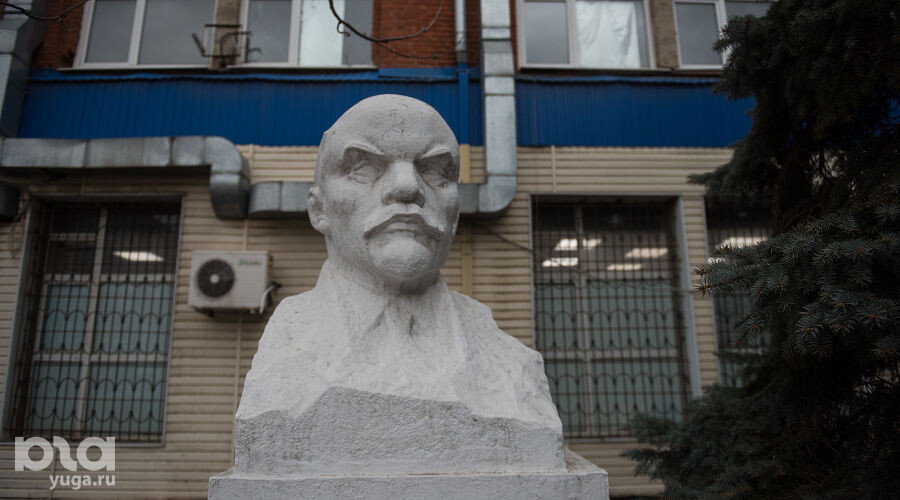     Бюст Ленина во дворе БЦ «Кавказ» на улице Коммунаров Фото Елены Синеок, Юга.ру