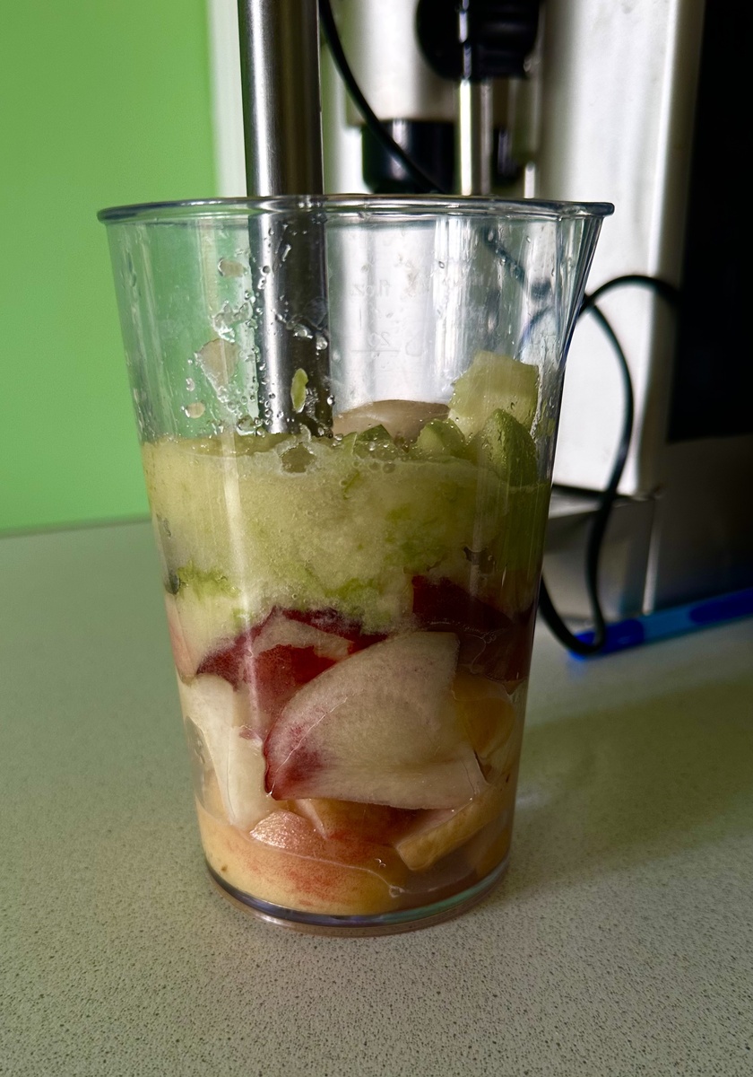 Скидываю в стакан и взбиваю блендером