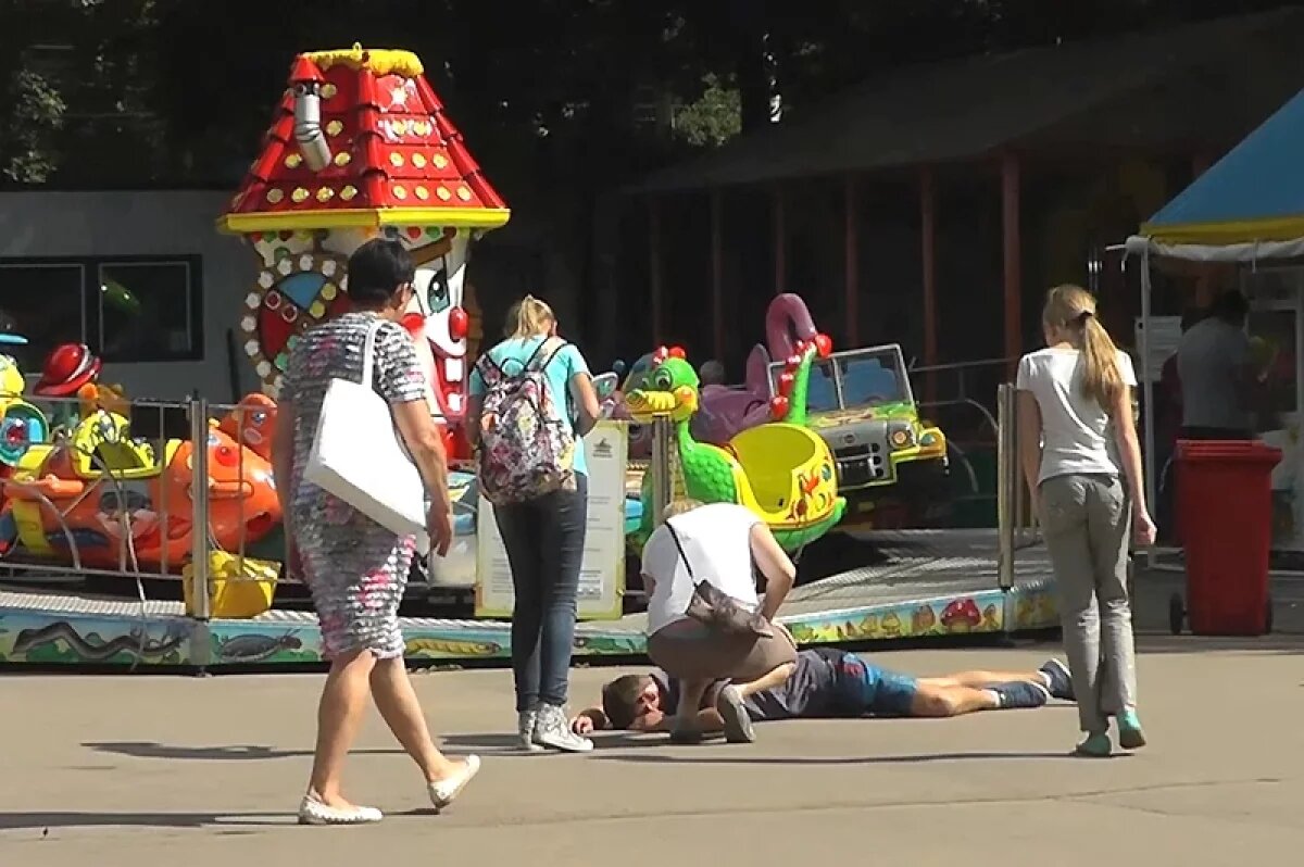    Врач Онищенко рассказал, как помочь человеку, упавшему в обморок от жары