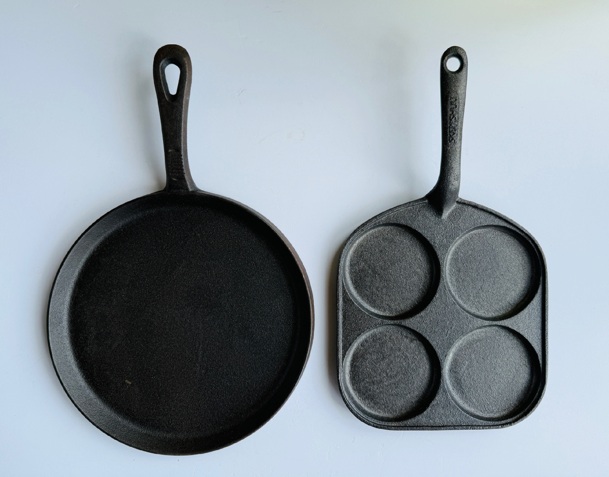 Обычная и органическая чугунная посуда выглядят внешне абсолютно одинаково