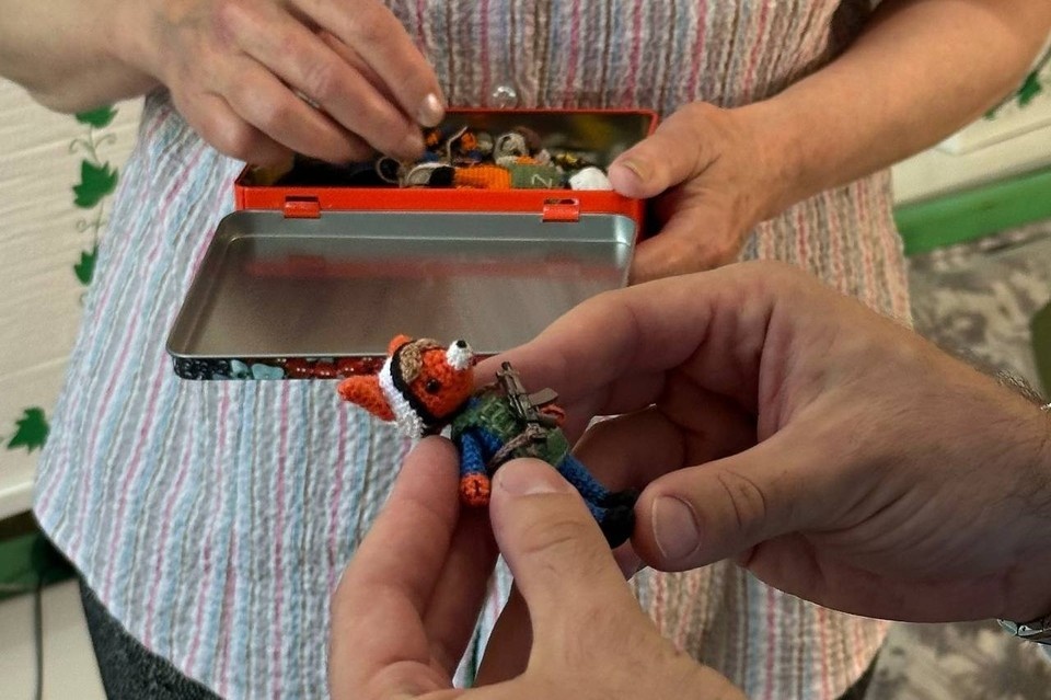    Жительница Краснодара вяжет талисманы для бойцов. Фото: t.me/denisyarchenko
