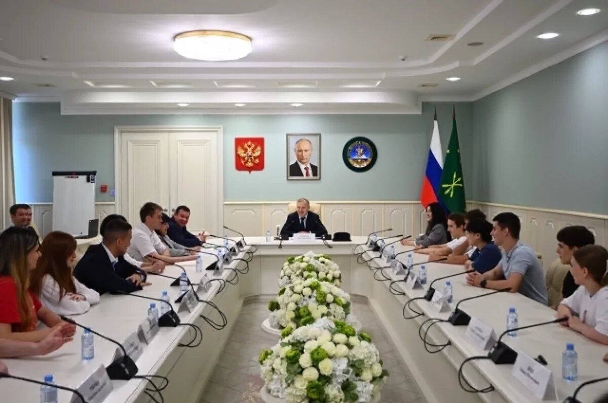    Глава Адыгеи встретился с талантливой молодёжью