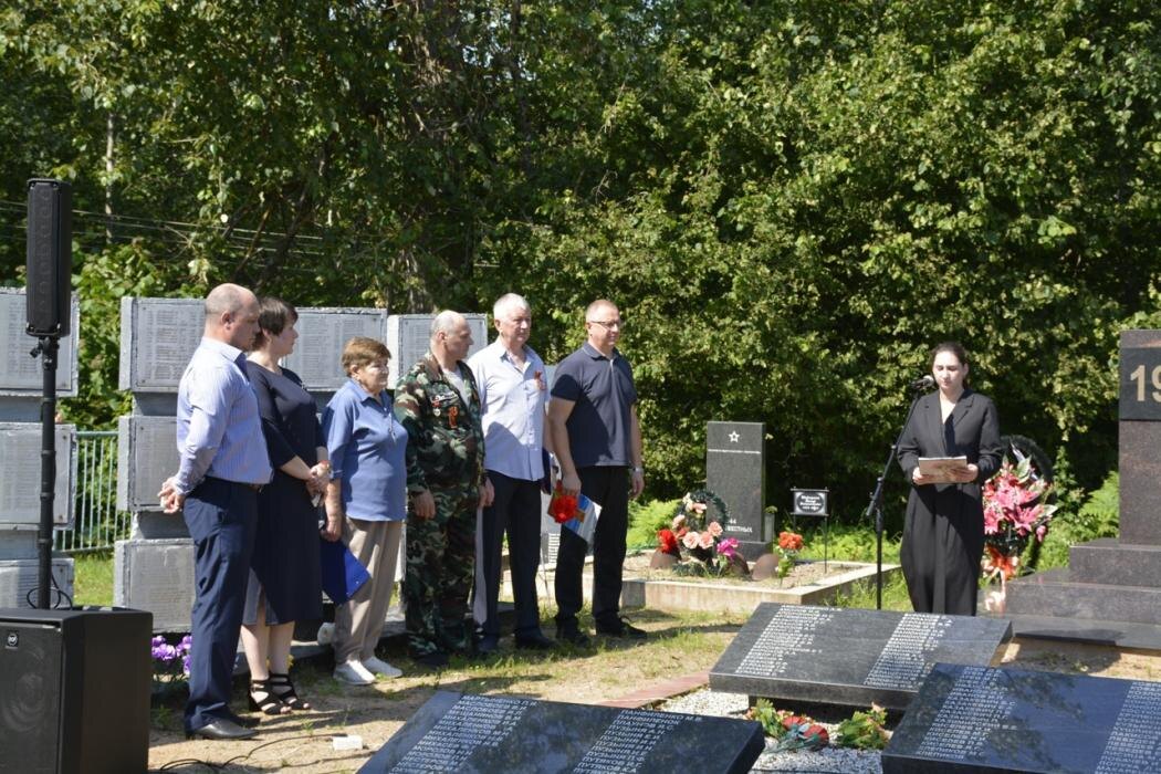 Траурная церемония на братском захоронении
Фото: газета «Вперёд»