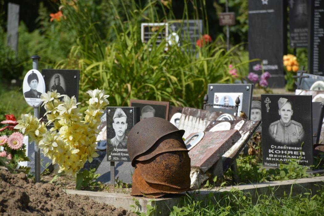 Траурная церемония на братском захоронении
Фото: газета «Вперёд»