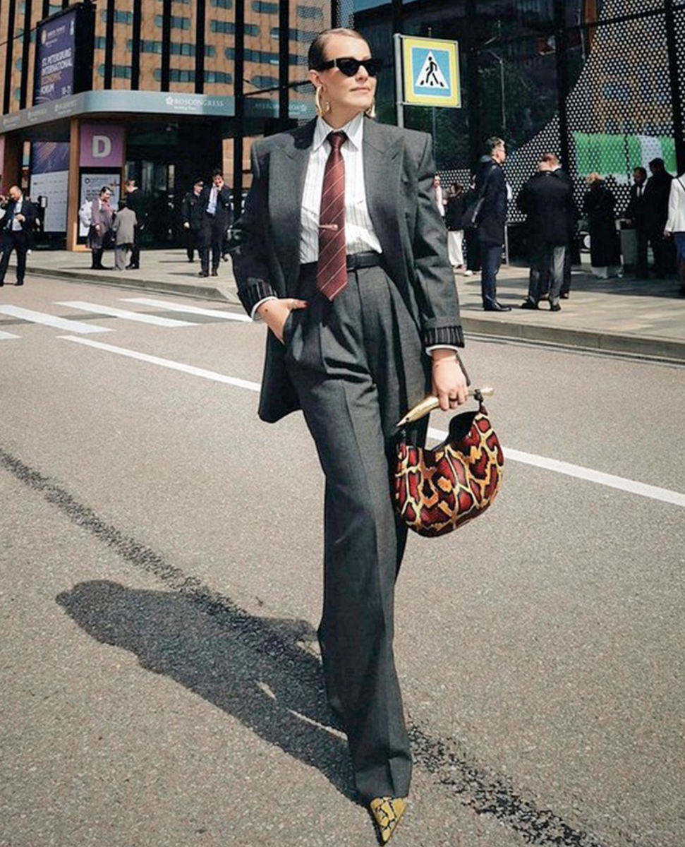 Ксения Собчак на ПМФ 2025 в мужском костюме