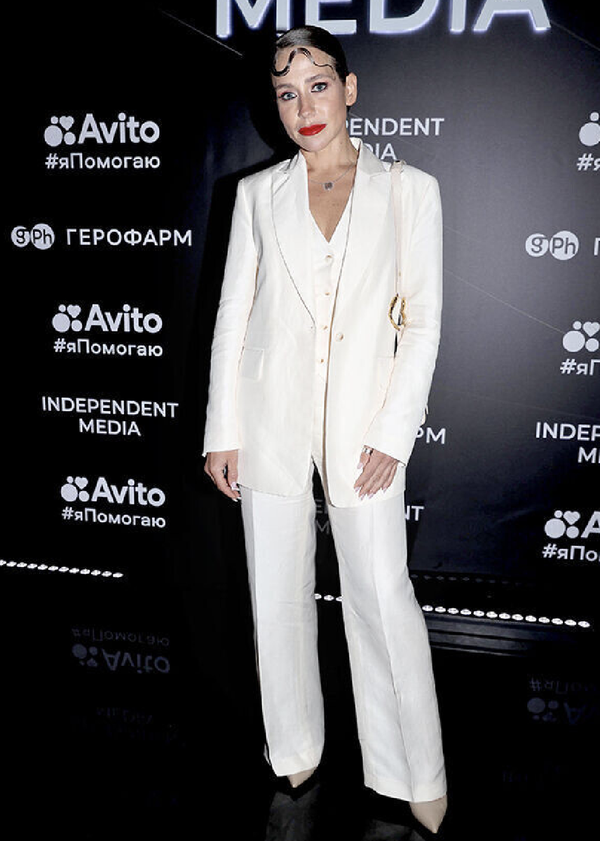 Юлия Барановская на ПМЭФ 2025 в белом костюме тройке