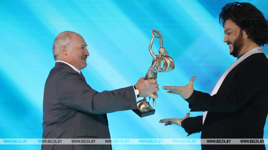 Лукашенко вручает награду Филиппу Киркорову, 2020 год.  Источник фото: БелТА