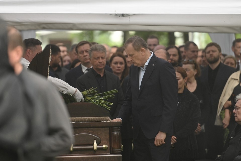    На церемонию прощания с Романом Старовойтом прибыли чиновники и коллеги покойного экс-минситра Алексей БУЛАТОВ