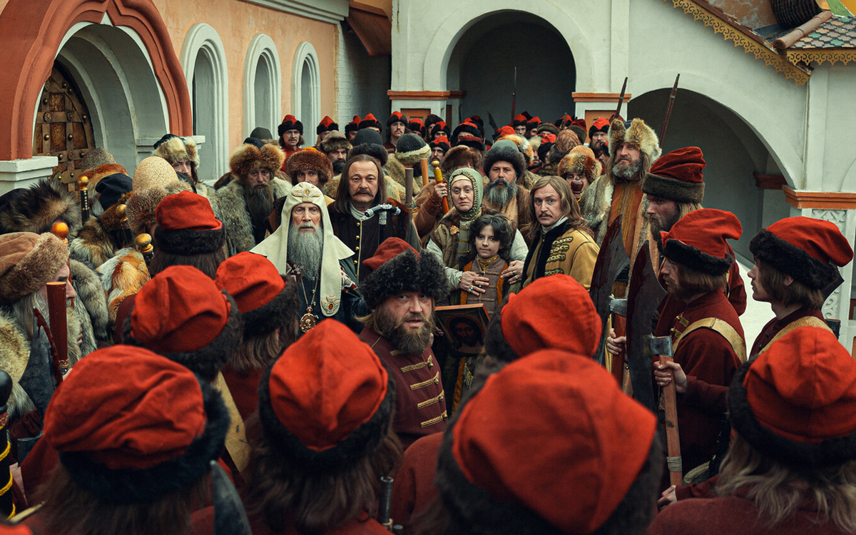 «Государя» снимали в Петербурге и Москве. В кинопарке «Москино» для съемок построили специальные декорации в стиле XVII–XVIII веков