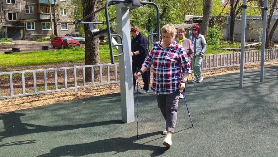    На открытии центра профилактики провели для гостей мастер-класс по скандинавской ходьбе. Фото: предоставлено совместным проектом Деменция.net и движения «Волонтеры-медики».