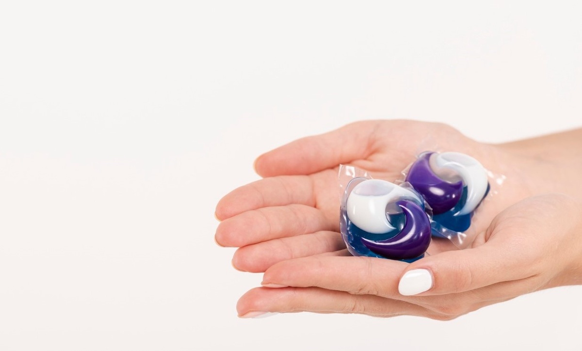 Капсулы для стирки — концентрированные моющие средства, реклама которых обещает чистоту и сохранение ярких цветов постиранной одежды. 