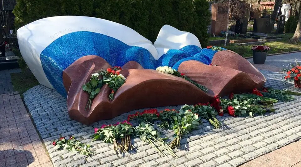 Новодевичье кладбище, участок №6. Ельцин, Примаков, Жириновский и другие знаменитости, похороненные здесь