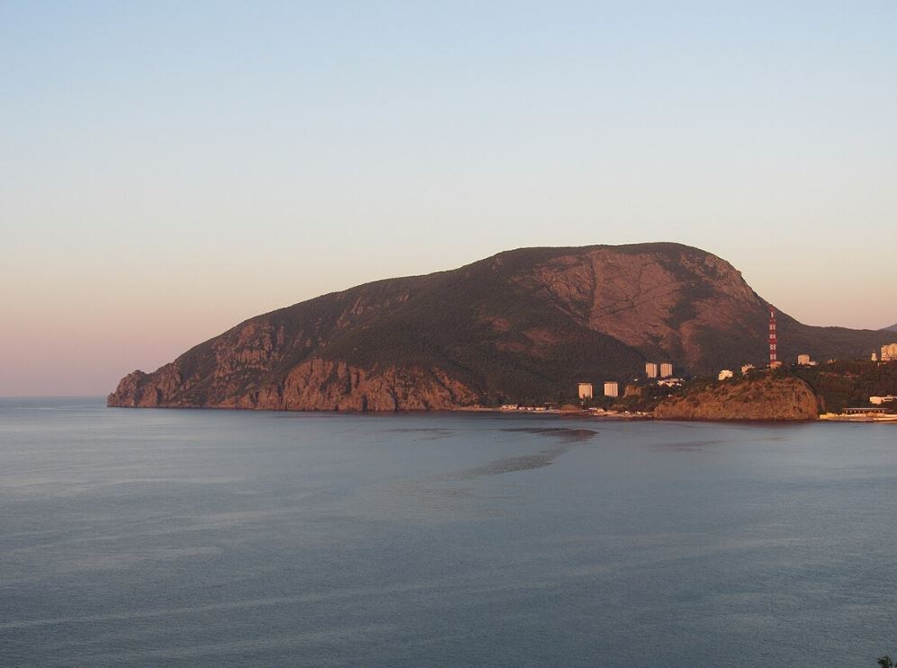 В рассветных лучах гора и цветом напоминает бурого медведя. Автор фото: Ставутич 18. С сайта: wikimedia.org