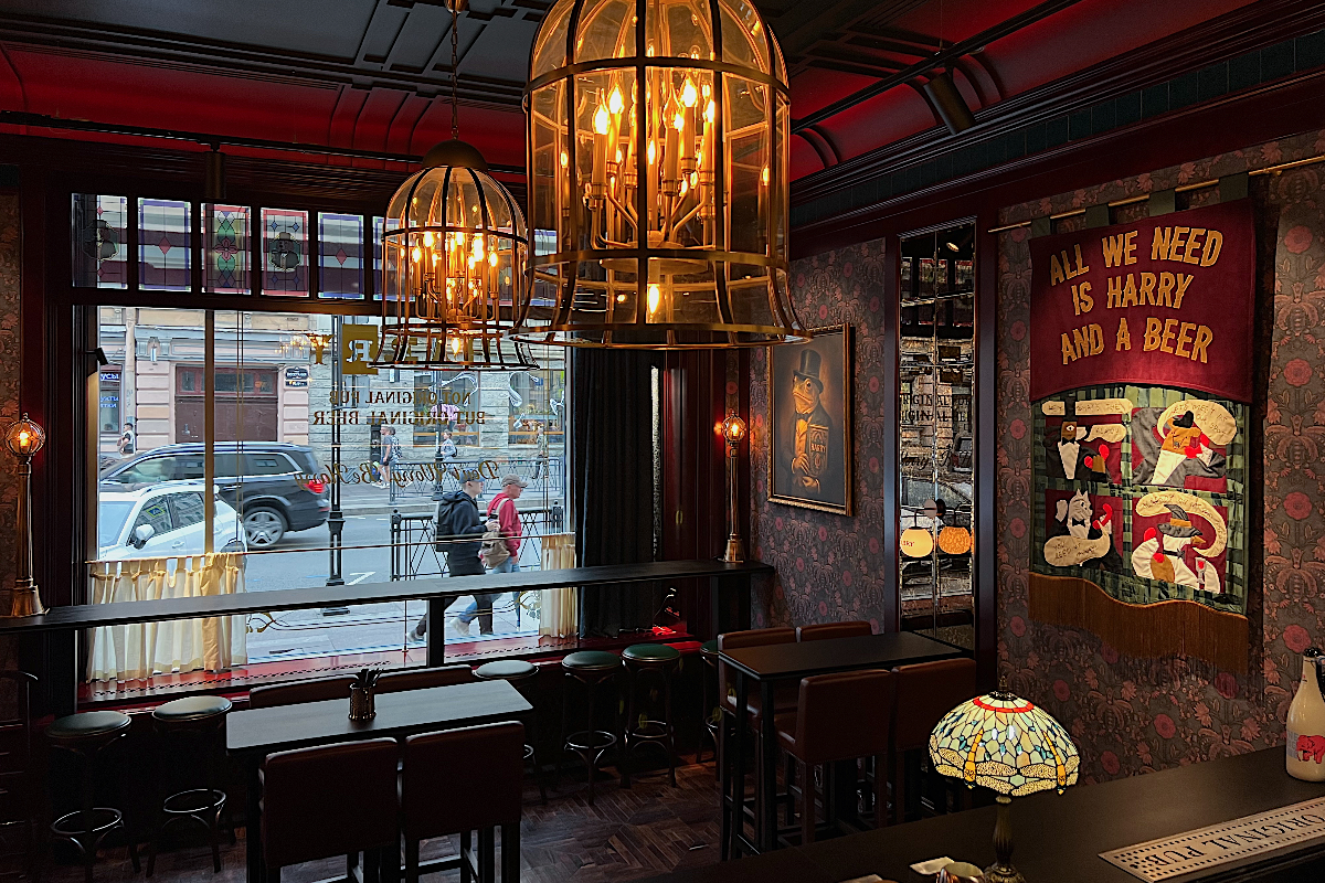 Интерьер Harry Not Original Pub