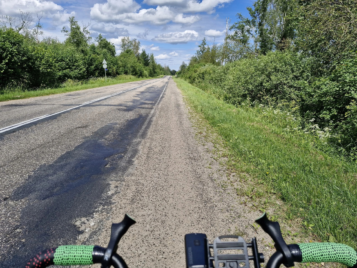 Лучше ехать по обочине, чем по такому асфальту