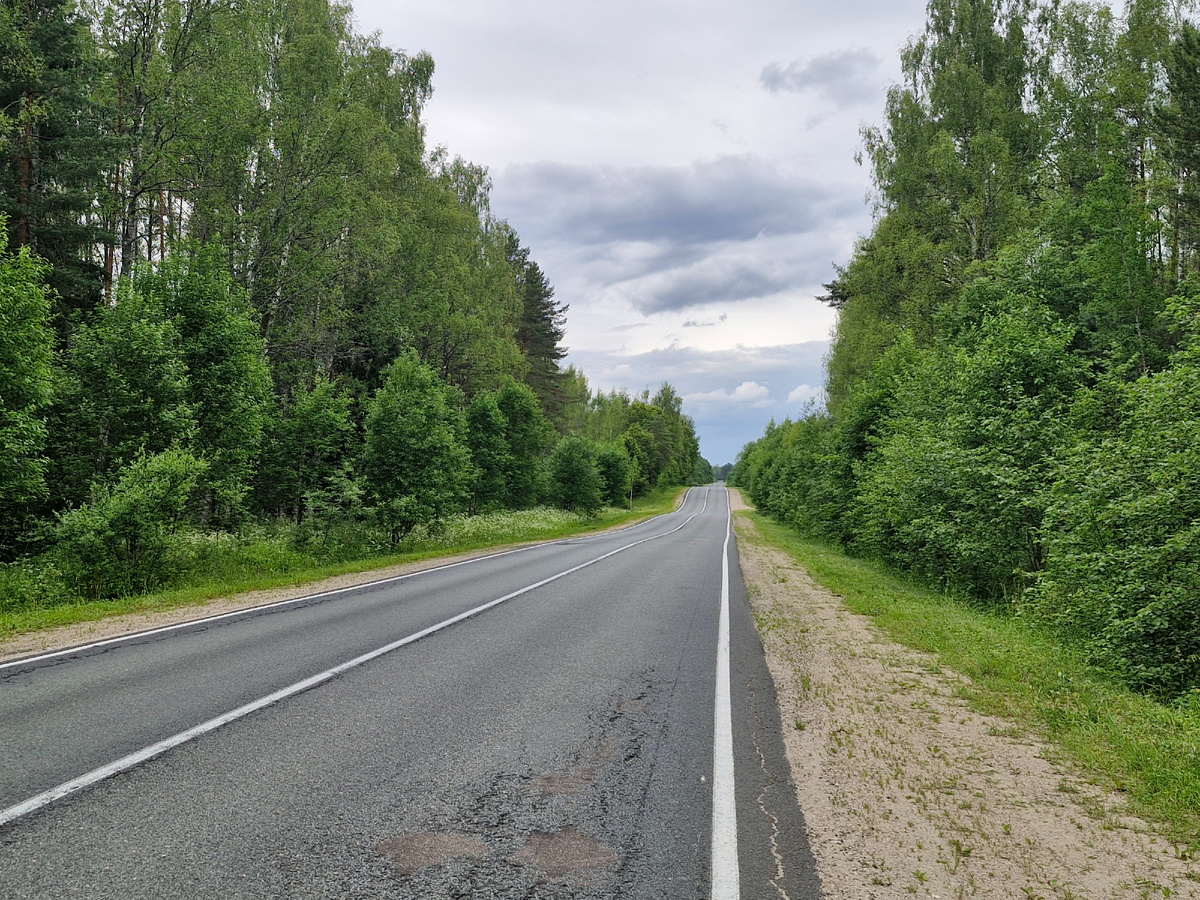 Дорога серой лентой вьётся.... к темным тучкам