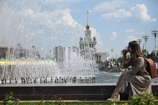 Отдыхающие на ВДНХ в Москве / Кирилл Каллиников/РИА Новости   📷