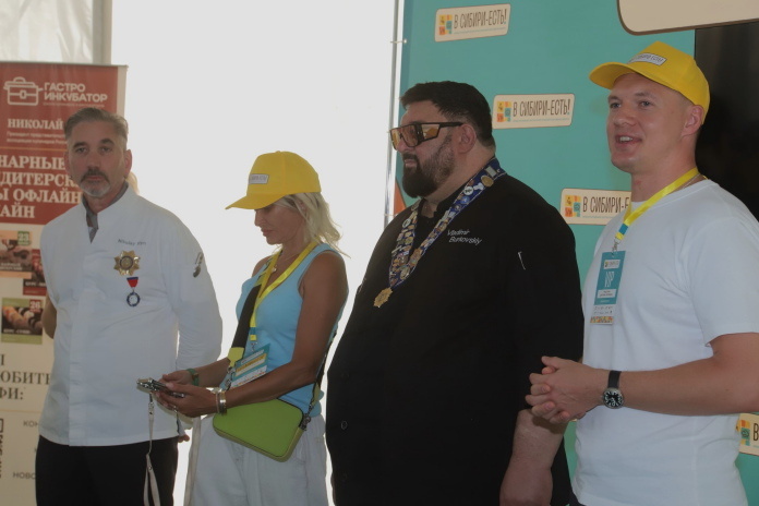    Федерация рестораторов и отельеров Сибири, возглавляемая Владимиром Бурковским (на фото - второй справа) при содействии региональных властей уже в четвертый раз организовала гастрофестиваль "В Сибири - есть". Фото Михаила Перикова