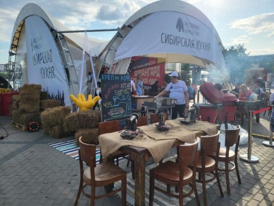    Самый масштабный шатер - у ресторанов Бурковских. Фото автора