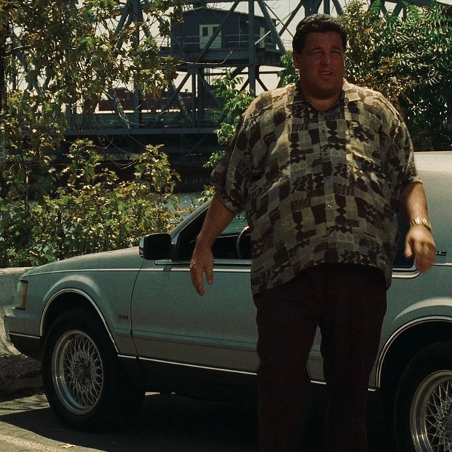 Бобби спешит на встречу с Тони Сопрано по поручению Джуниора. Кадр из "Сопрано"