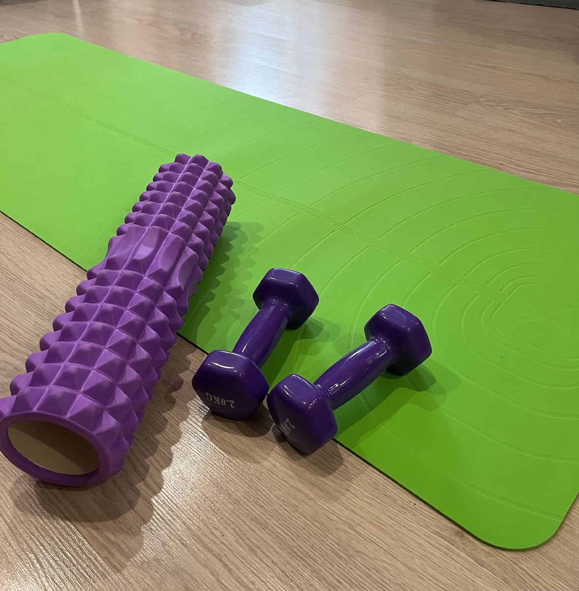 Инвентарь для занятия дома,  но рбычно достаточно коврика.