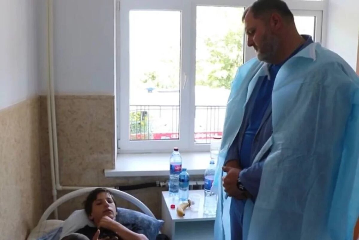    Министр здравоохранения Ярослав Глазов навестил отравившихся детей в больнице.