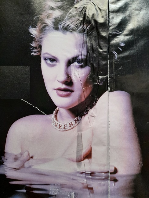 Фото Drew Barrymore, как закладка в одной из моих книг.