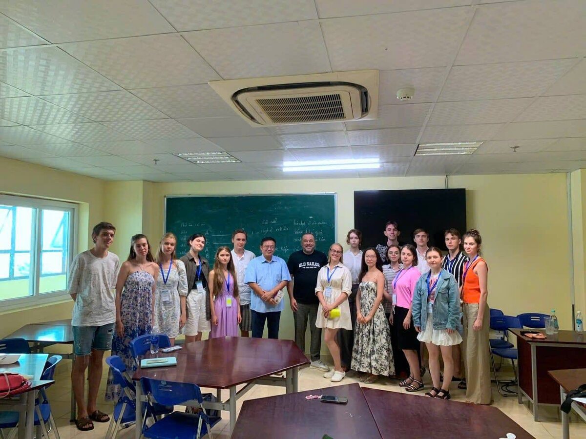 Группа студентов-вьетнамистов на встрече с вьетнамским дипломатом