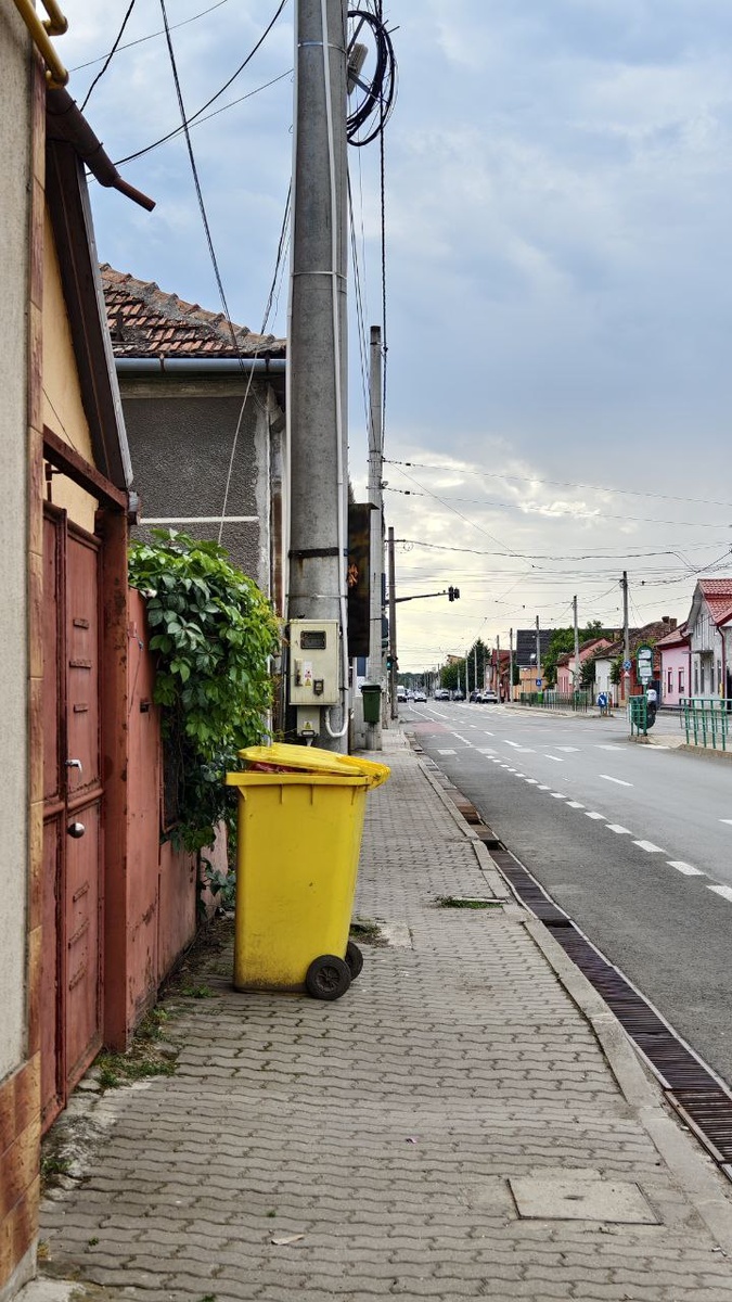 мусорные баки на улице