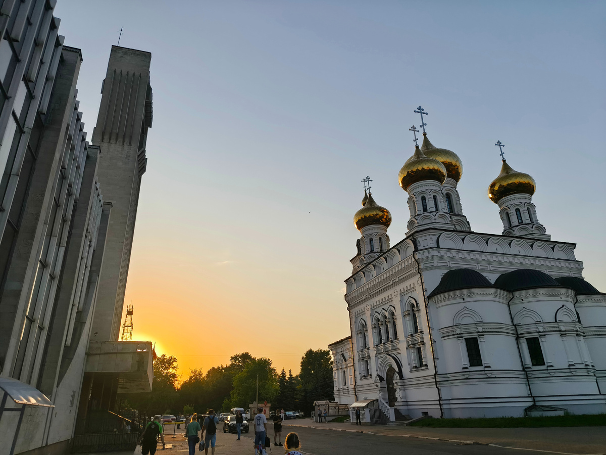 Вокзал Твери и Храм Александра Невского напротив