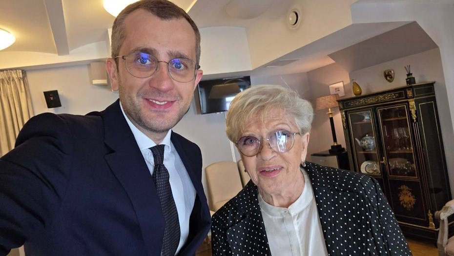    Вице-губернатор поздравил Алису Фрейндлих с получением Ордена «За заслуги перед Отечеством» I степени. Автор фото: Борис Пиотровский.