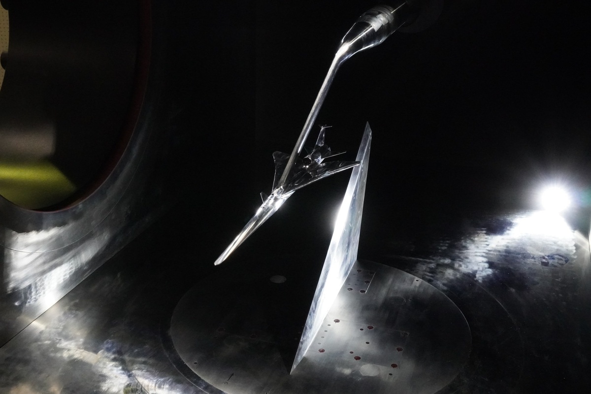 Масштабная модель X-59 внутри сверхзвуковой аэродинамической трубы JAXA во время тестов, связанных с прогнозированием уровня шума.    
 Источник: JAXA  📷
