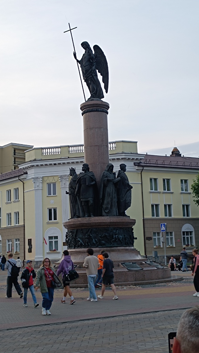 Памятник Тысячелетия города/ФОТО автора