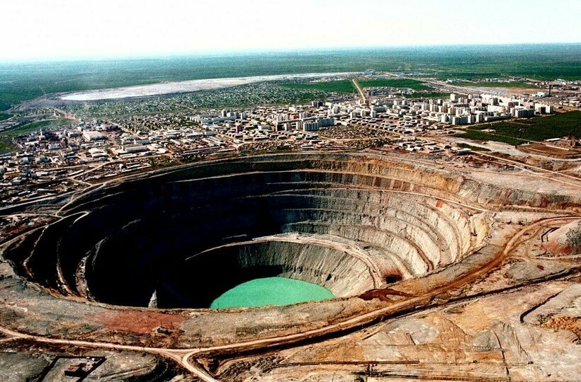 Затопленный карьер "Мир"