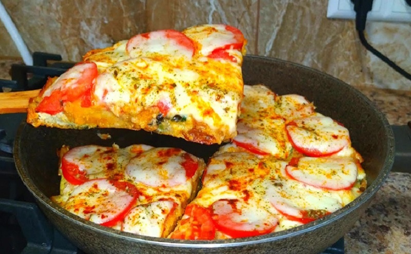 Ленивая пицца на сковороде: итальянский вкус за 10 минут в любой день
