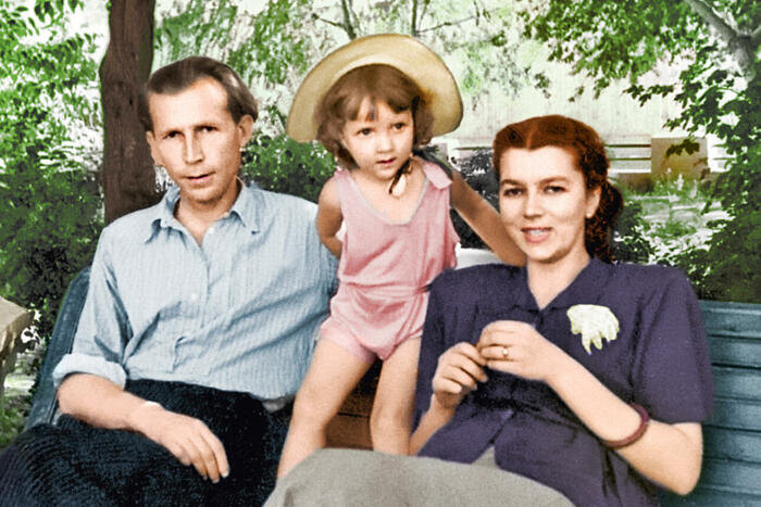 Иван Лапиков с женой и дочкой Леной.