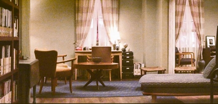 кадр из фильма - гостиная Кэрри