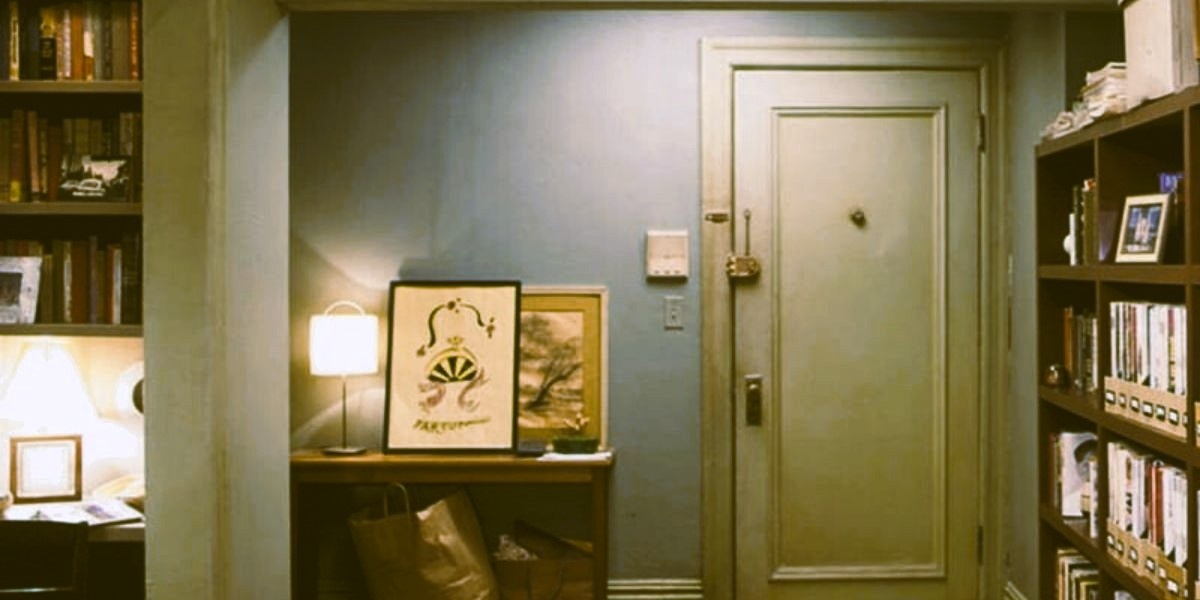 кадр из фильма - прихожая Кэрри